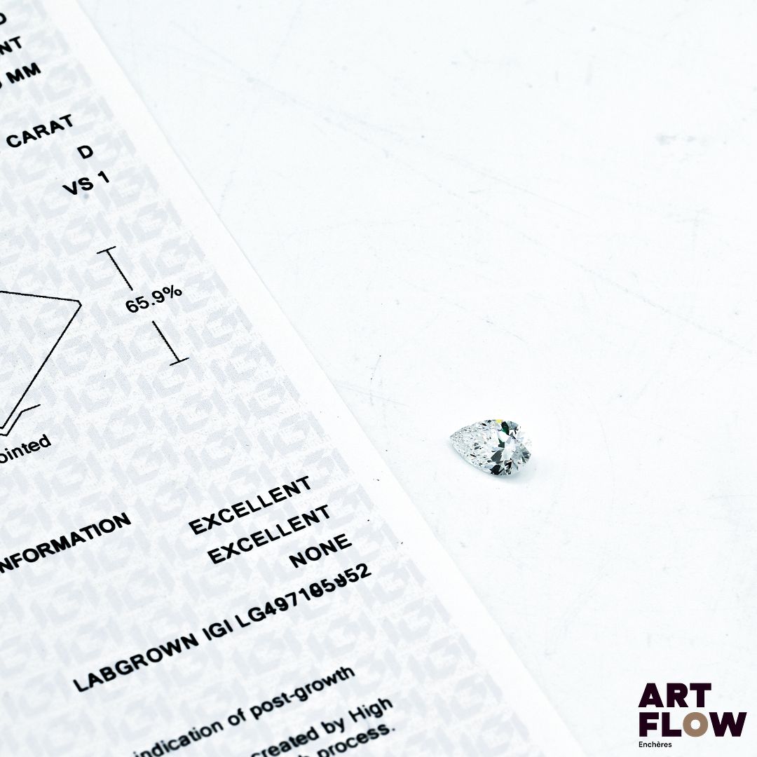 Diamant de synthèse (lab-grown diamond) de forme poire 1,01 carats, accompagné d'un certificat de laboratoire (IGI) indiquant : D, VS1