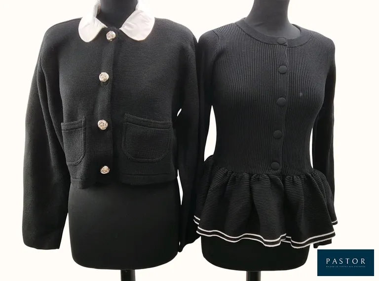 CLAUDIE PIERLOT. Lot composé de 2 cardigans noirs, T.0, comprenant un modèle à pression en maille côtelée "Mizuki", finition à basque, et un modèle en laine mélangée à col claudine blanc "Michal", boutons torsadés dorés. NEUFS avec étiquettes  - TVA Récupérable