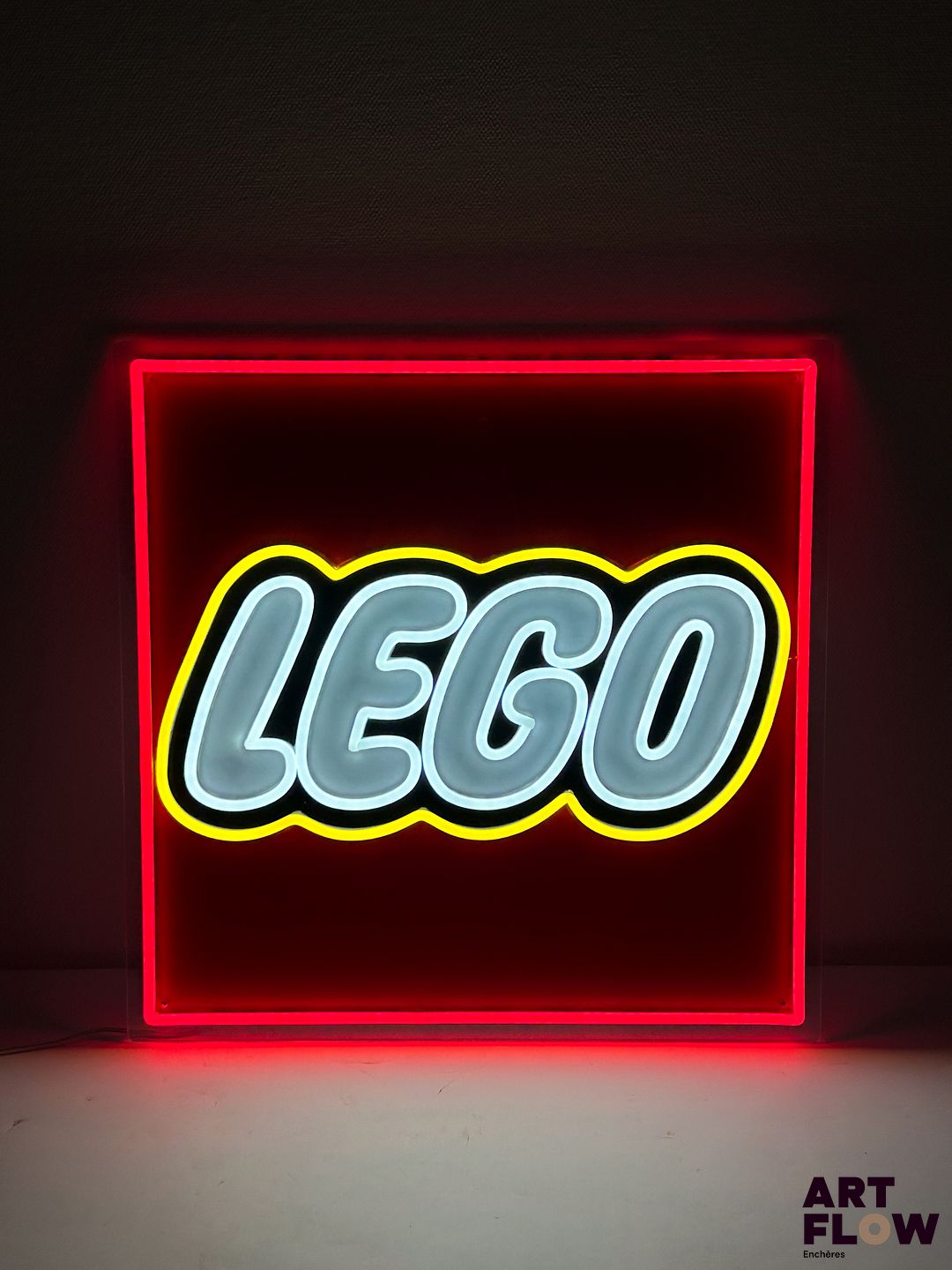 Grande enseigne lumineuse publicitaire Lego. Dimensions : 50 x 50 cm Fonctionnelle - État général excellent. Fourni avec son alimentation murale.