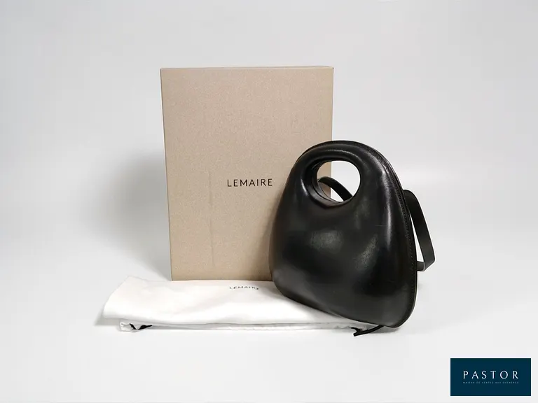 LEMAIRE. Sac à main "Egg" en veau noir, doublure en agneau noir, fermeture aimantée, bandoulière réglable et amovible, H.26 x L.22 x P.10 cm. Bon état, quelques rayures d'usage sur le cuir, avec dust-bag et boîte - TVA Récupérable