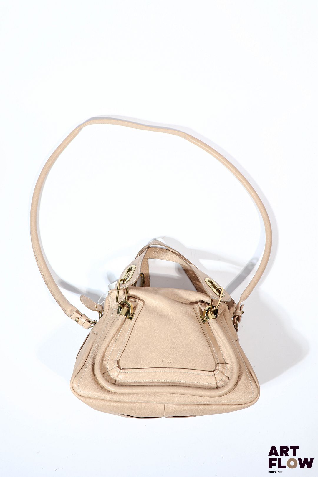 CHLOE Sac modèle "Paraty" en cuir biscotti beige Fermeture par un grand zip doré ouvrant sur un compartiment en toile beige avec une poche zippée et une petite poche plaquée, deux anses pour un porté main, large bandoulière pour un porté épaule. 36 x 21 x 13 cm. Avec étiquettes Très bon état général malgré quelques légers défauts (petite tache, petites usures d'usage, petites poussières)