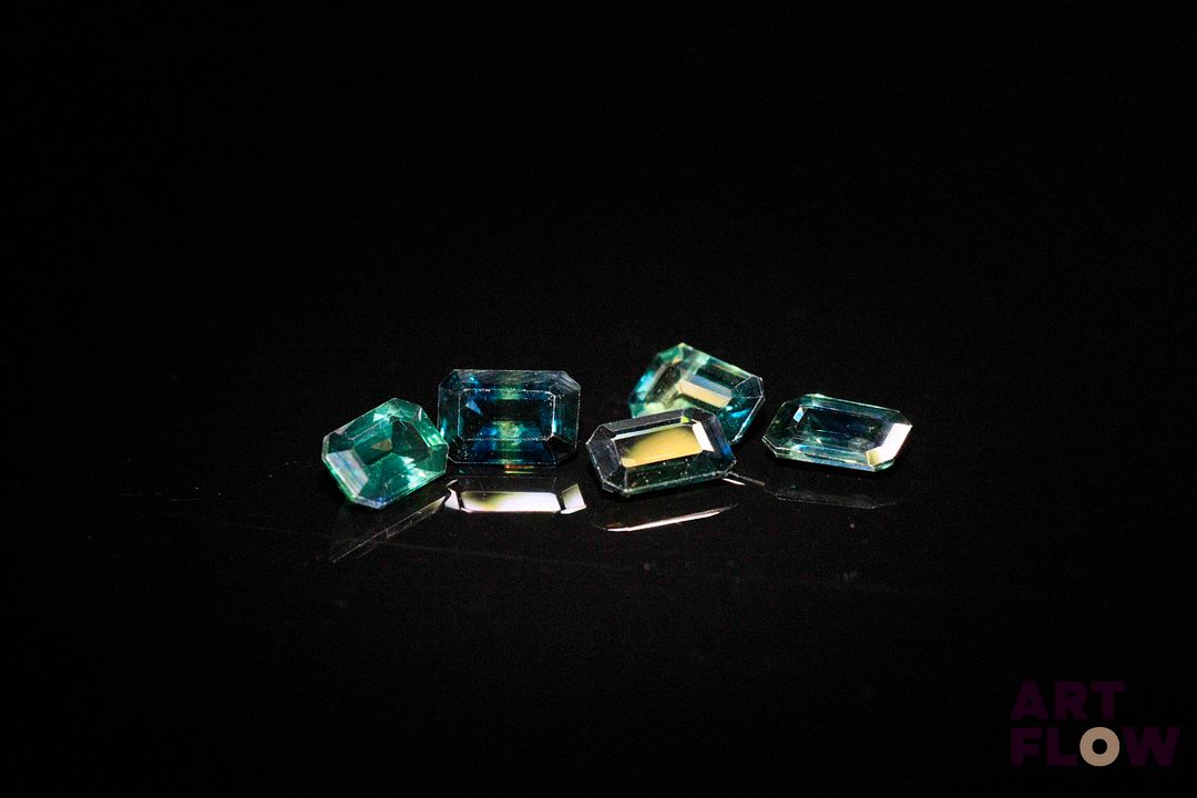 Cinq saphirs rectangulaires à pans coupés. 3.16 cts. Dims. moy.: 6.0mm x 4.0mm