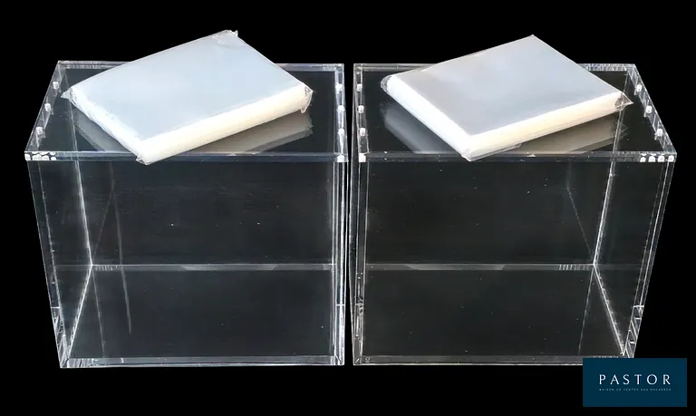 Ensemble de protections pour cartes à Jouer&Collectionner (Pokémon, Yu-Gi-Oh!, Magic...) comprenant : 
- 2 protections pour Display en acryliques - Fermeture magnétique.
- 2 paquets de 100 sleeves souples.