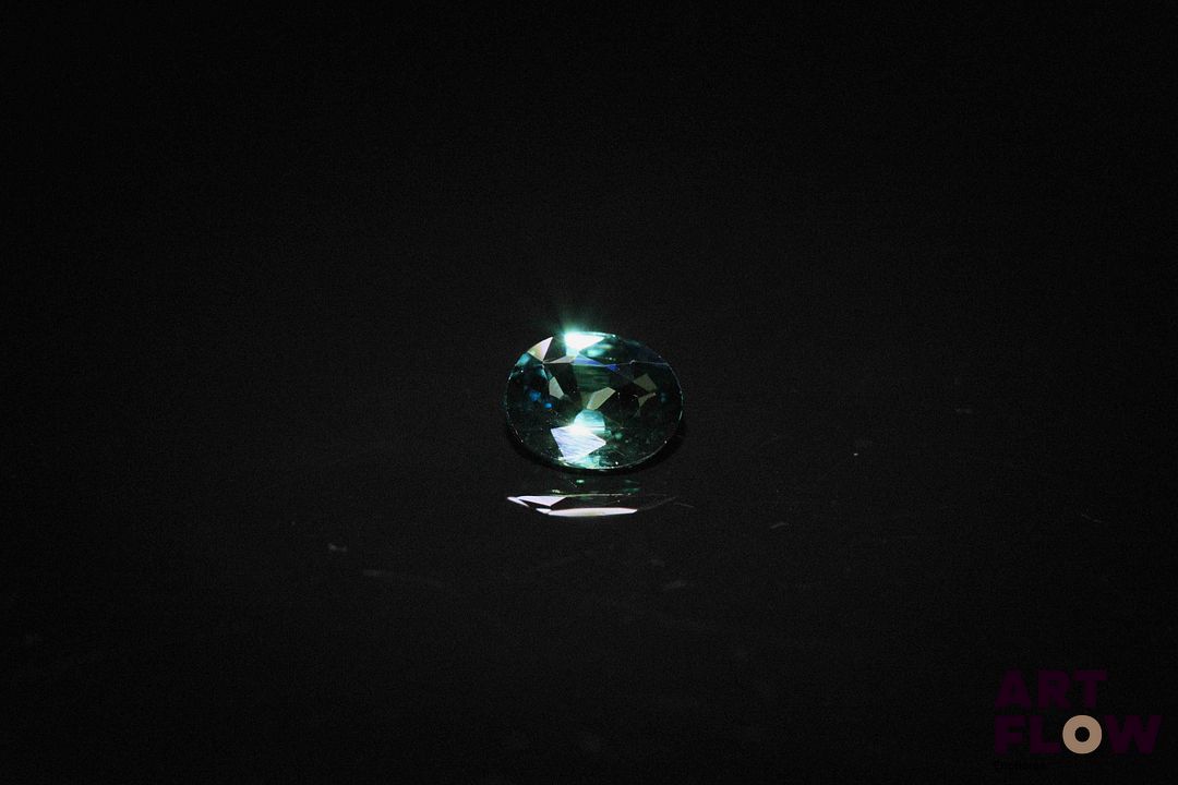 Saphir bleu vert ovale. Belle couleur. 0.85 ct. 6.3mm x 5.1mm