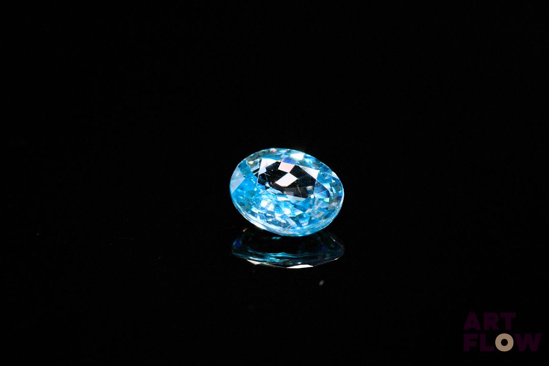 Zircon naturel bleu ovale. Probablement Cambodge. 3.11 cts. 9.0mm x 7.7mm