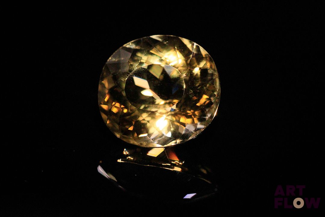 Citrine ovale. 12.70 cts. 15.5mm x 14.4mm