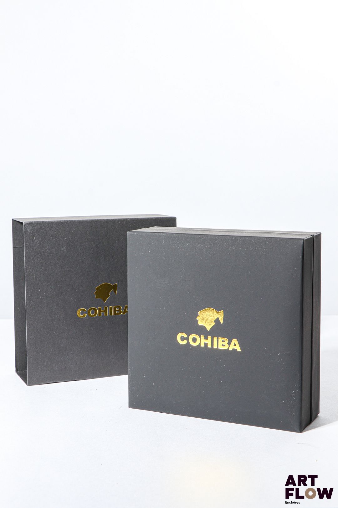 COHIBA Briquet en métal argenté laqué à décor géométrique noir et blanc Dim. 6,5 x 3,5 cm Dans son écrin Très bon état général