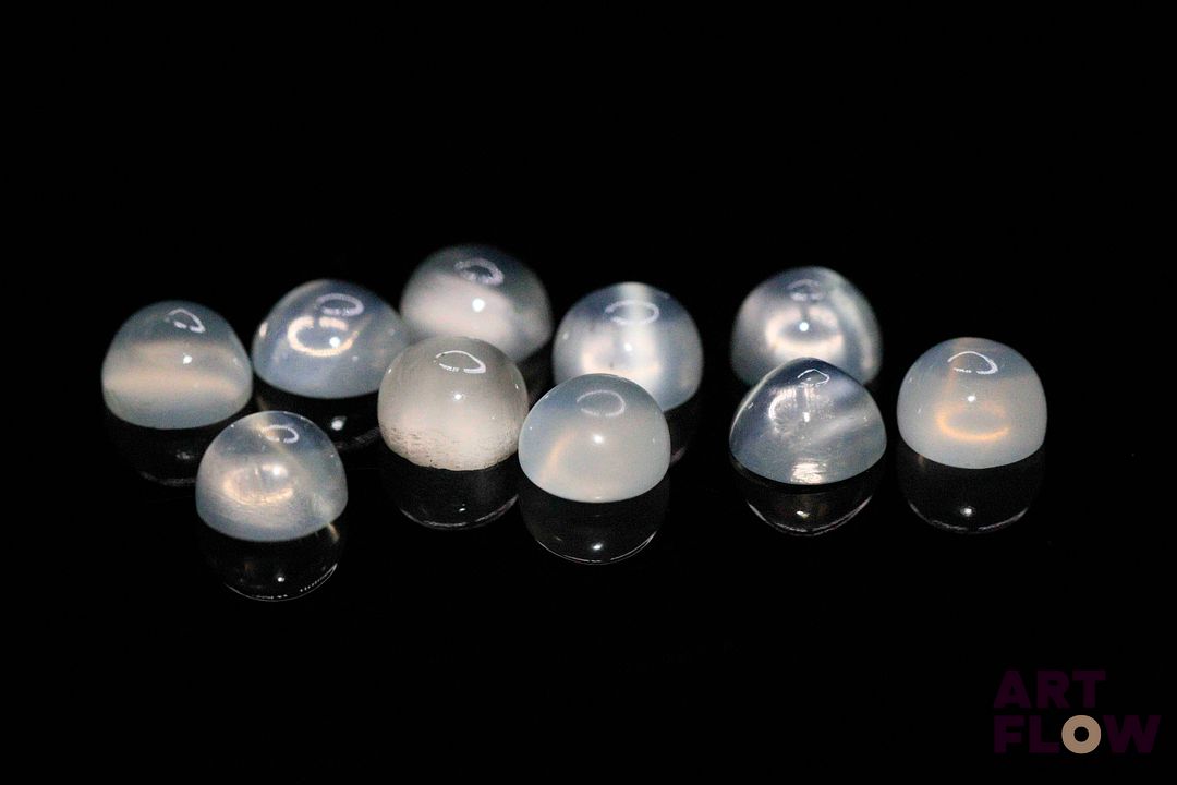 Dix pierre de lunes cabochons ronds. Non chauffé. 6.33 cts. Diam. moy.: 5.0mm