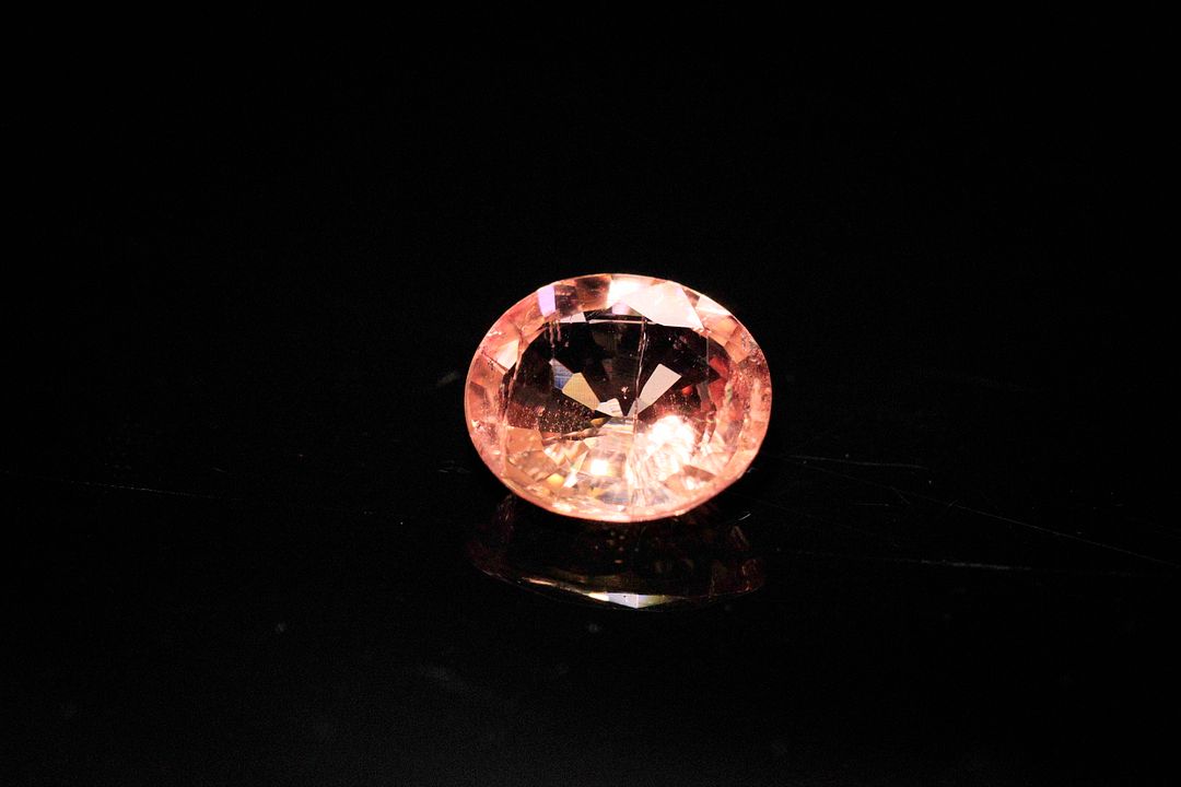 Tourmaline saumon ovale. Très belle couleur, inclusions, non chauffée. 2.54 cts. 9.5mm x 8.7mm