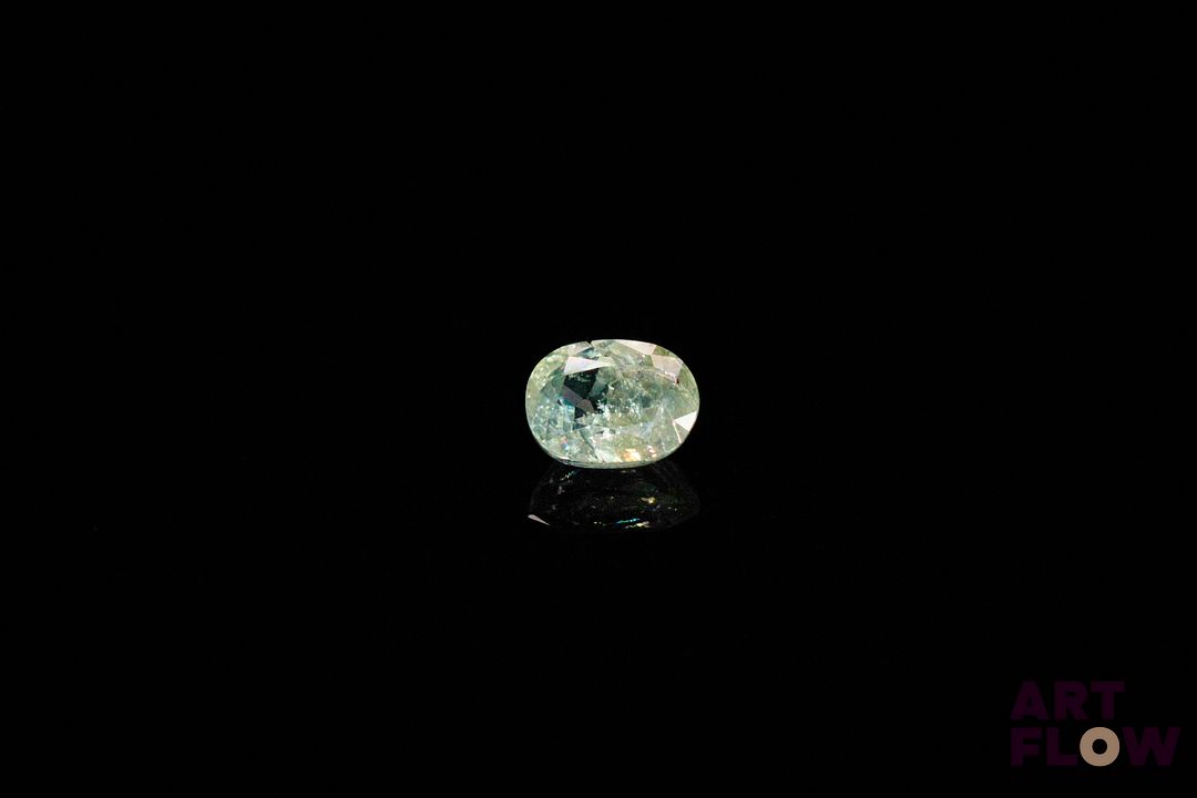 Saphir vert ovale. Inclusions. 0.88 ct. 6.0mm x 4.5mm