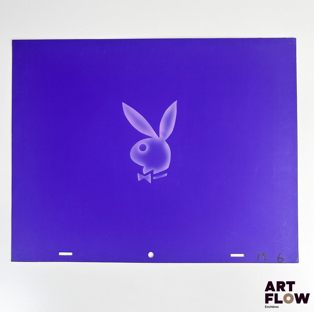D'après Playboy Impression au pochoir et aérographe sur papier monochrome violet représentant un lapin stylisé de profil « Playboy est un magazine emblématique fondé en 1953, devenu une référence internationale mêlant photographie, culture, interviews et art de vivre. Reconnaissable à son célèbre logo du lapin, il a marqué plusieurs générations par son esthétique, son audace éditoriale et son influence dans la culture populaire. » Dimensions : 26,5 x 34 cm