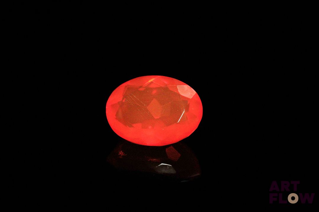 Opale de feu ovale. Jolie couleur. 2.83 cts. 12.3mm x 9.1mm