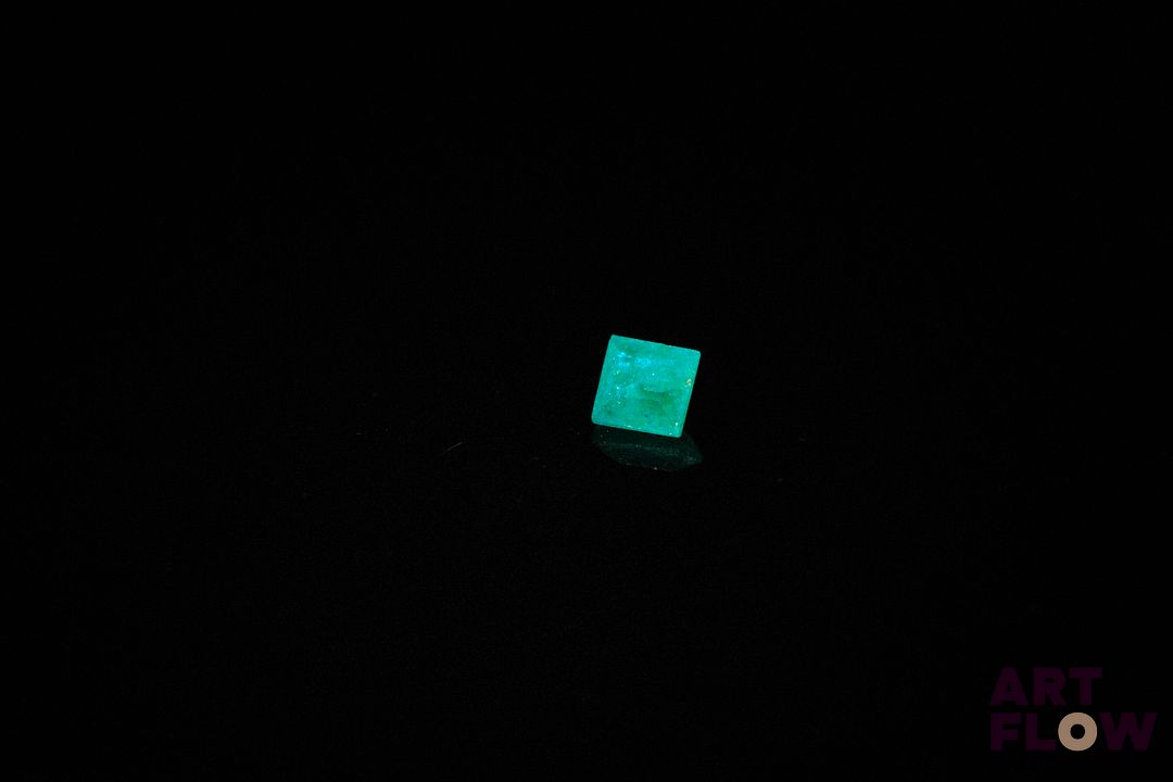 Dioptase carrée à pans vifs. 0.19 ct. 3.2mm x 3.2mm