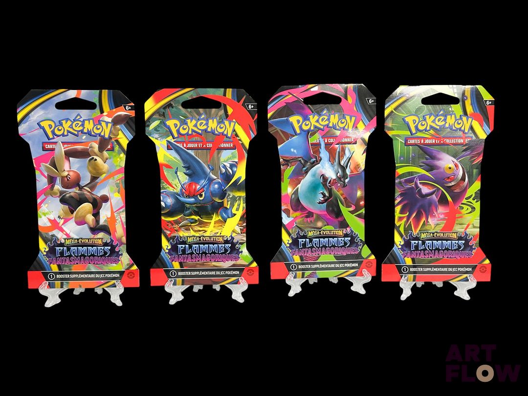 Réunion de 4 boosters Pokémon scellés sous blister cartonné. Série du bloc Méga-Evolution : Flammes fantasmagoriques (ME02). Artset présent, en français