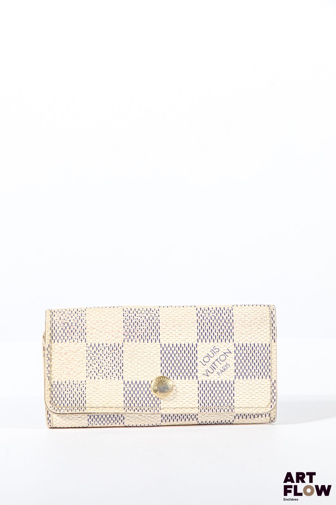 LOUIS VUITTON Porte clés en toile enduite beige et bleue, bijouterie en métal doré, fermoir à pression sous rabat. Dimensions : 5,5 x 10 cm Usures