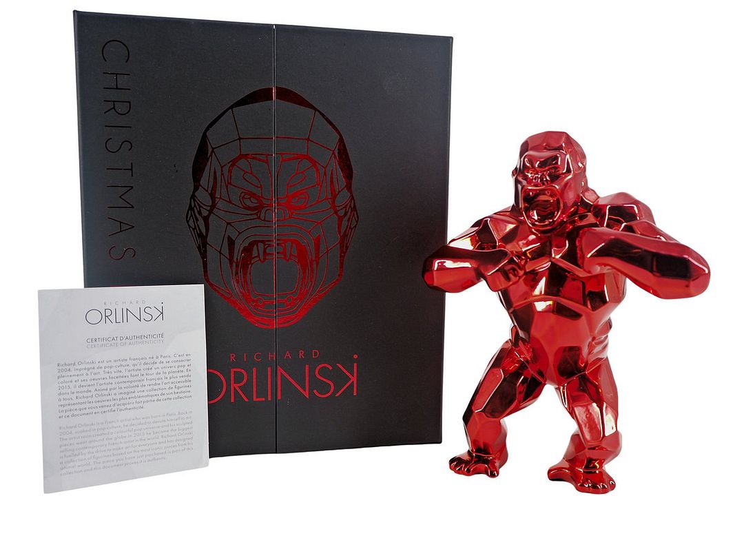Richard ORLINSKI (1966) Kong Christmas (Red Edition) Sculpture originale en résine Couleur Rouge métallisée Dimensions : 19 x 13 x 6 cm Présentée dans sa boite écrin avec son certificat Excellent état Expédition obligatoire, jusqu&rsquo;à 5 Lithographies dans votre colis pour 14,76€ TTC en France Métropolitaine, et 29,64€ TTC pour l&rsquo;Europe