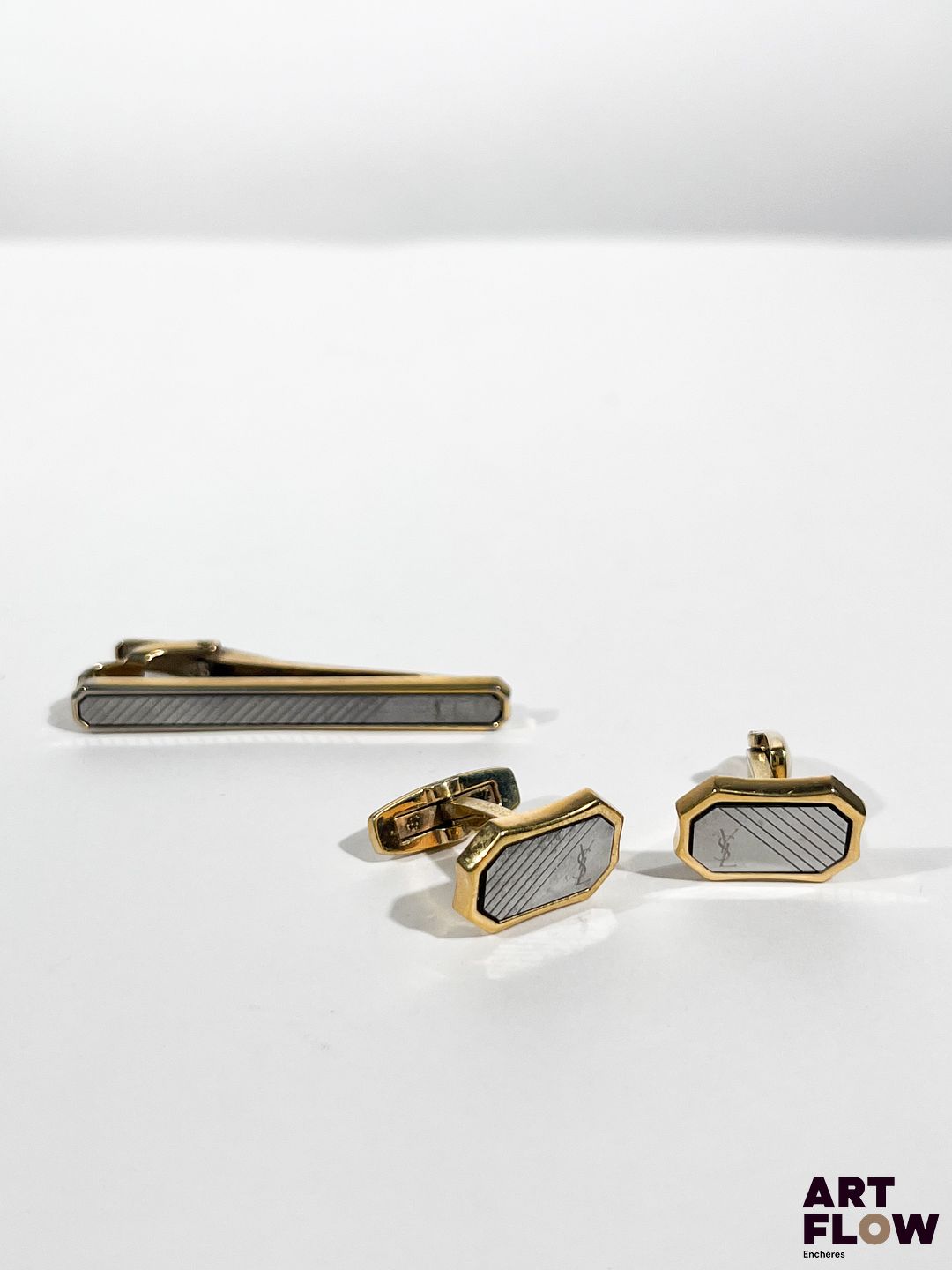 YSL Paire de boutons de manchette et pince à cravate en métal doré et argenté Boutons de manchette : 1,8 x 1 cm env.