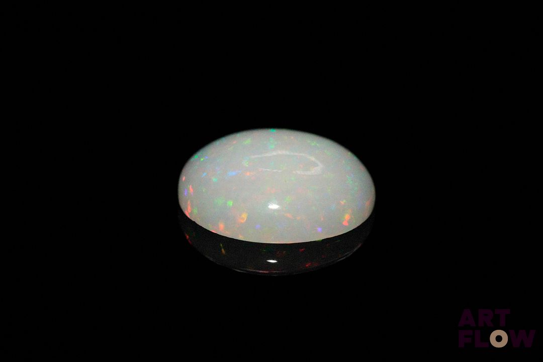 Opale blanche cabochon ovale. Beaux éclats de couleur. 4.43 cts. 15.0mm x 13.0mm