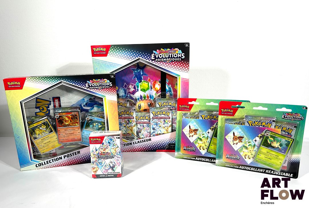 POKEMON Un ensemble comprenant : - Un coffret collection classeur Évolutions Prismatiques (non scellé - très bon état) - Un coffret collection poster Évolutions Prismatiques (non scellé, très bon état) - Un bundle de 6 boosters Évolutions Prismatiques (scellé, scellage endommagé) - 2 Tripacks Phyllali Évolutions Prismatiques (non scellé, bon état)