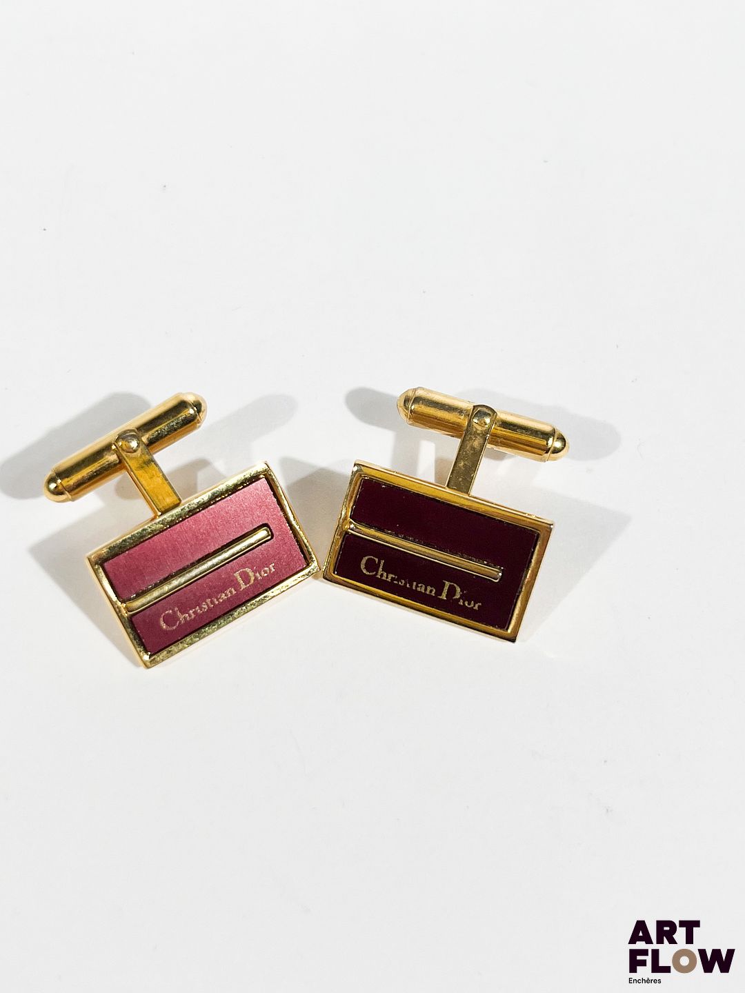 Christian DIOR Paire de boutons de manchette et pin's en métal doré Boutons de manchette : 2 x 1,2 cm env.