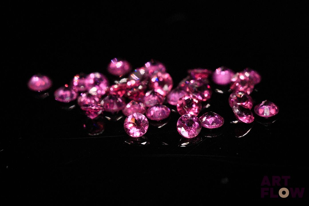 Trente grenats rhodolites ronds. Belle couleur. 6.25 cts. Diam. moy.: 3.4mm