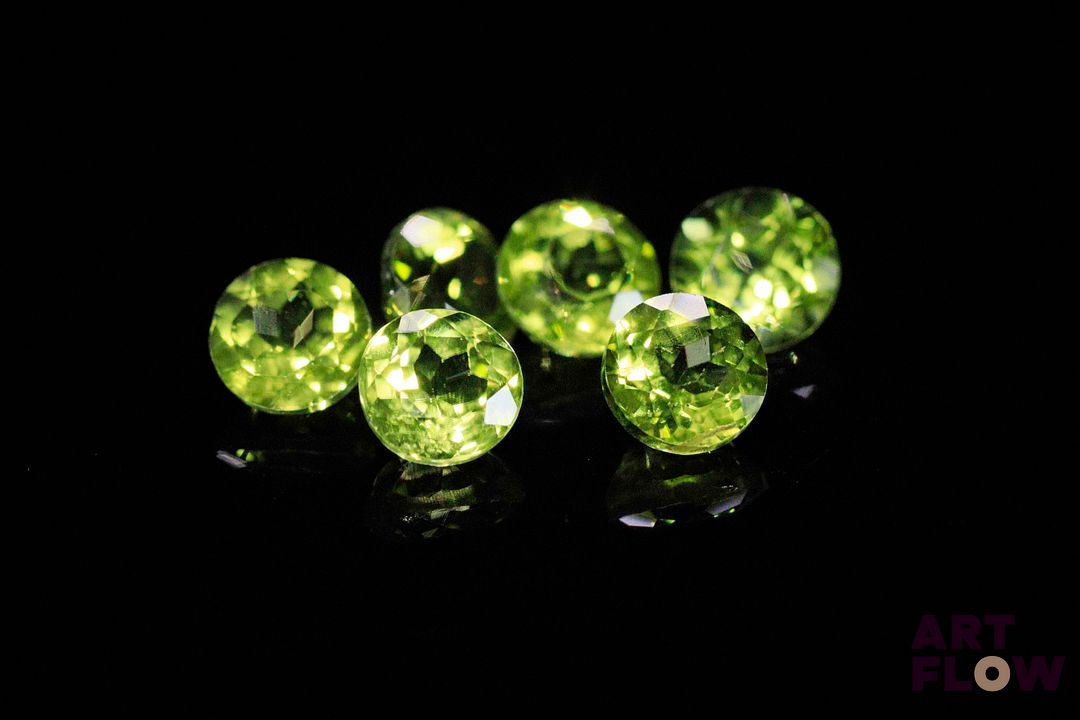Six péridots ronds. Non chauffé. 5.91 cts. Diam. moy.: 6.0mm