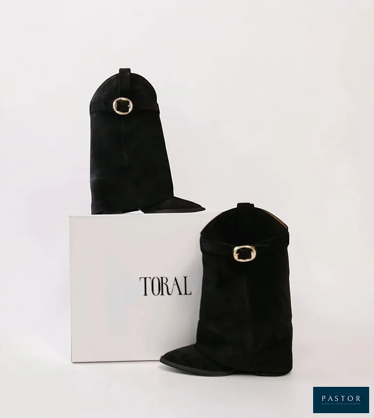 TORAL. Paire de bottes "Folk" en cuir velours noir, boucle en métal doré, Hauteur talons environ 9 cm, P.37. NEUVE dans sa boîte d'origine (boîte abîmée) - TVA Récupérable