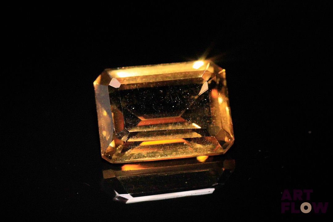 Citrine rectangulaire à pans coupés. Jolie couleur. 11.58 cts. 16.0mm x 12.0mm