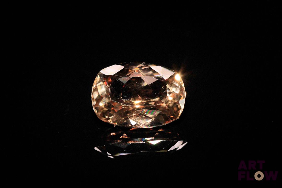 Topaze impériale coussin. Belle couleur, beau lustre. 7.80 cts. 13.75mm x 10.0mm