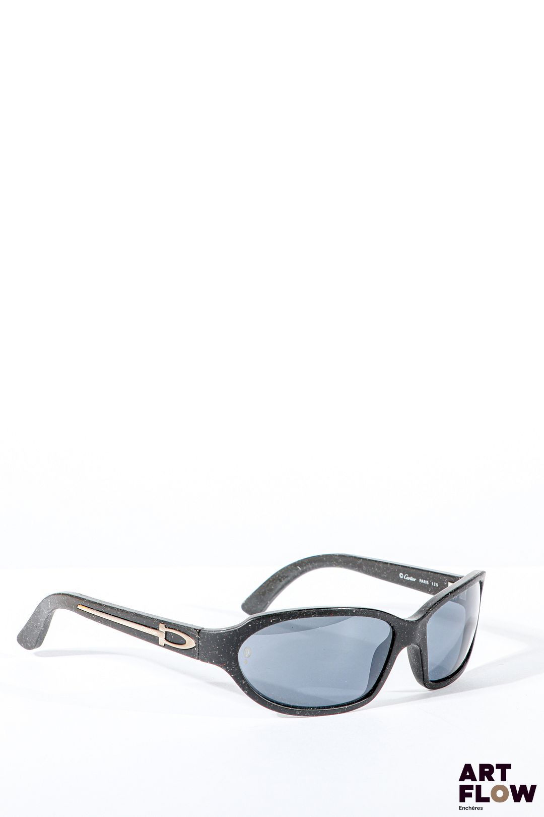 CARTIER Lunettes de soleil noires, verres bleus, branche décoré d'une tige en métal argenté comprenant l'inscription de la marque