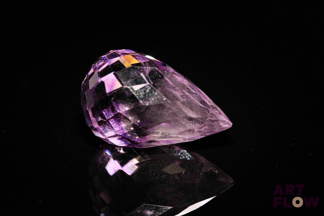 Améthyste briolette. 15.29 cts. 19.4mm x 12.0mm