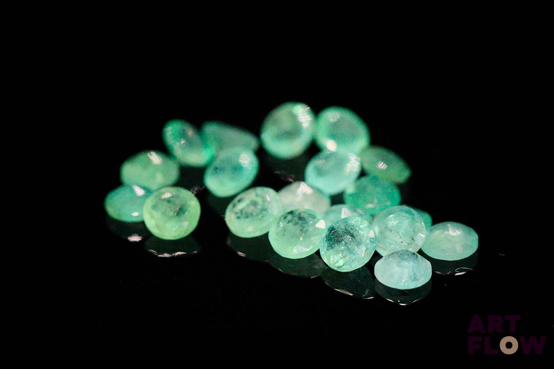 Vingt émeraudes rondes. 4.84 cts. Diam. moy.: 4.0mm