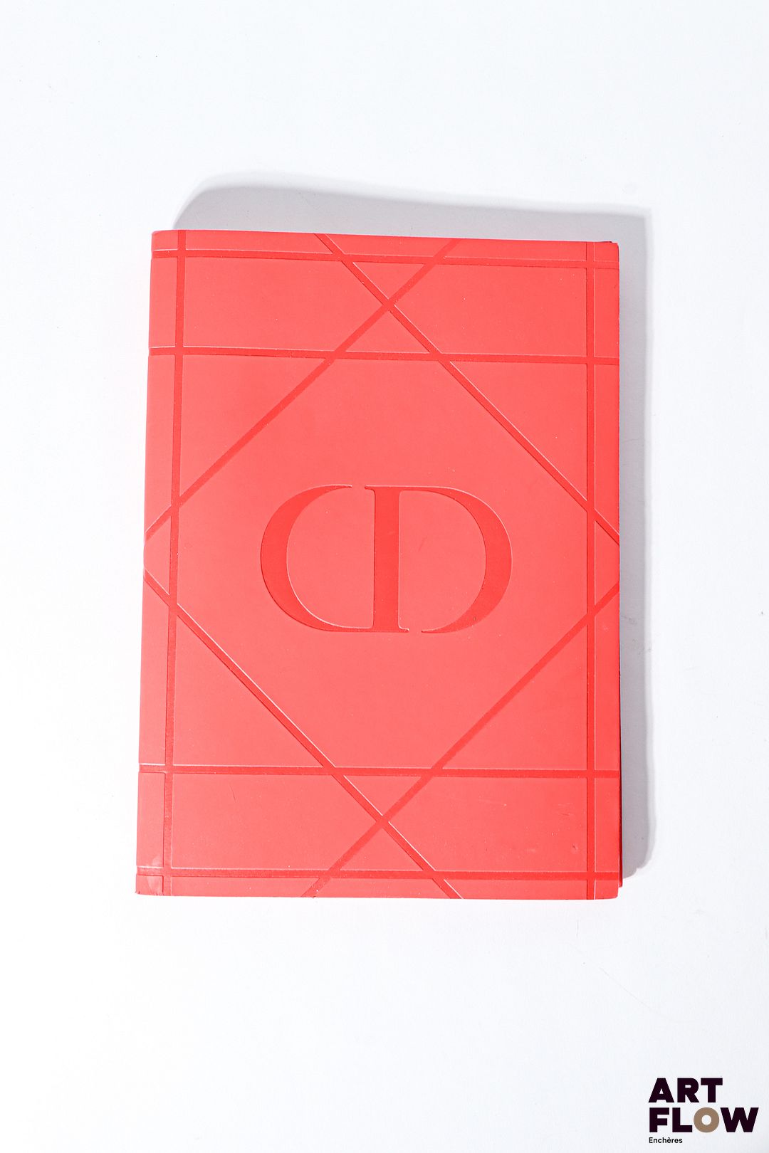 CHRiSTIAN DIOR Carnet, couverture en matière synthétique rose monogrammée Dimensions : 20 x 14 cm