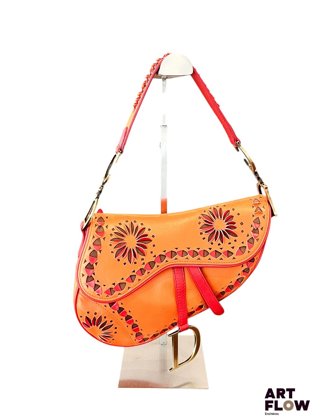 DIOR, par John Galliano Saddle Sac à main ou porté épaule en cuir orange à empiècements découpés contrastants Dimensions : 27 x 21 x 6 cm Avec boîte et dustbag très bon état général
