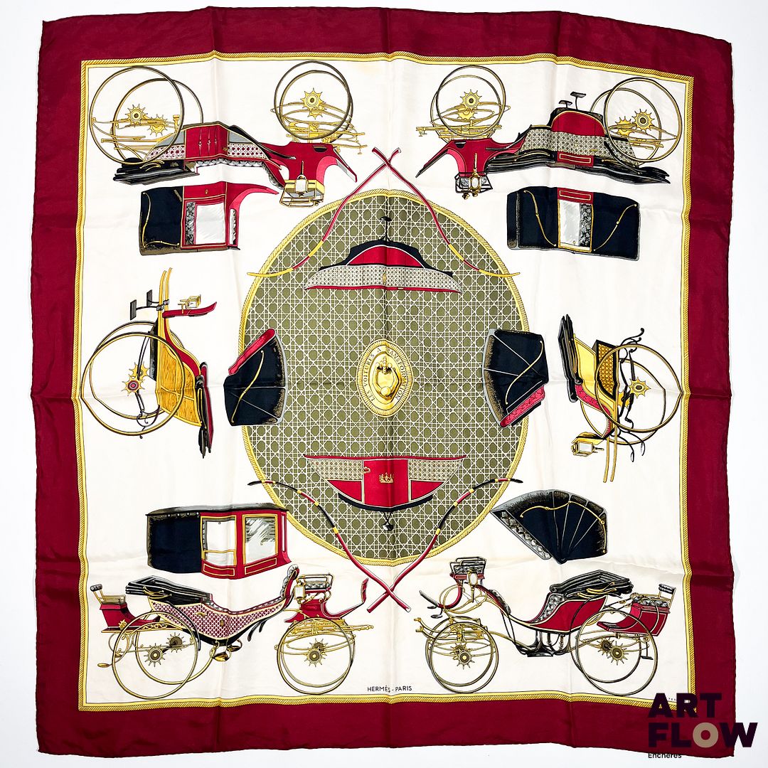 HERMÈS Modèle "Les voitures à transformation" Carré en twill de soie à bordure bordeaux, dessiné par Françoise DE LA PERRIERE 90 x 90 cm Bon état général malgré quelques défauts (tâches)