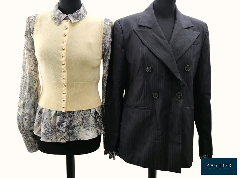 CLAUDIE PIERLOT + BA&SH. Lot composé d'un top sans manches Claudie Pierlot "Milor" en laine jaune, T.1, d'une chemise en satin imprimé python bleu Ba&sh "Cornelia", T.1, et d'un blazer à rayures Ba&sh "Coline", dentelle amovible en bas des manches, T.1. NEUFS avec étiquettes  - TVA Récupérable