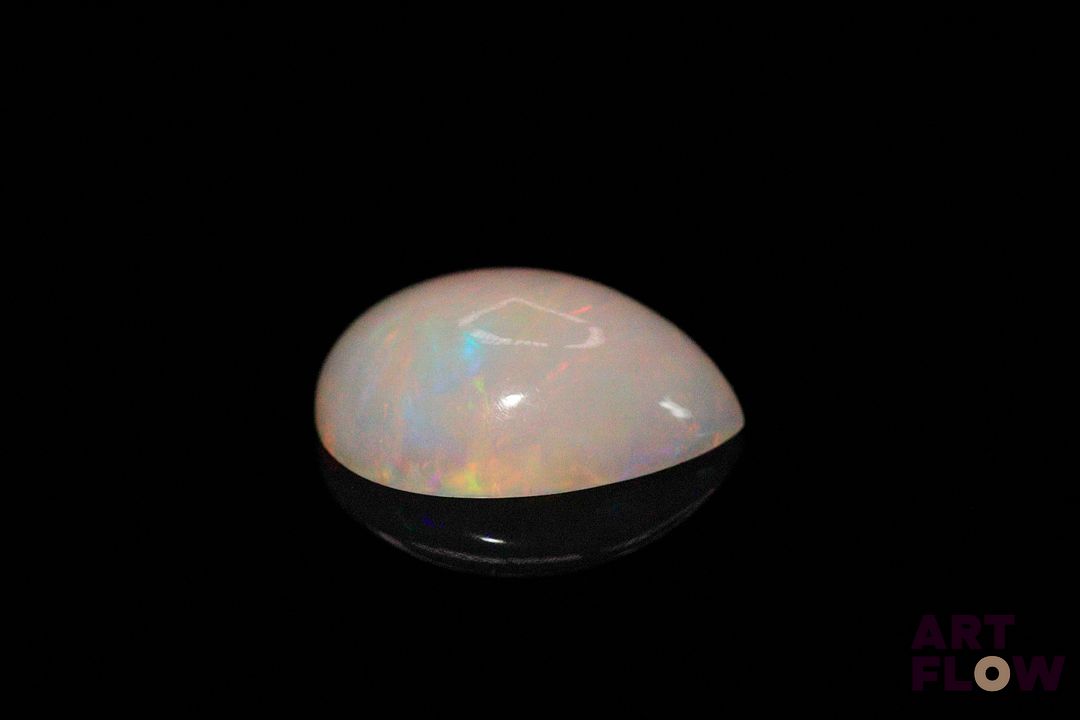 Opale blanche cabochon poire. Beaux éclats de couleur. 5.20 cts. 17.0mm x 12.5mm