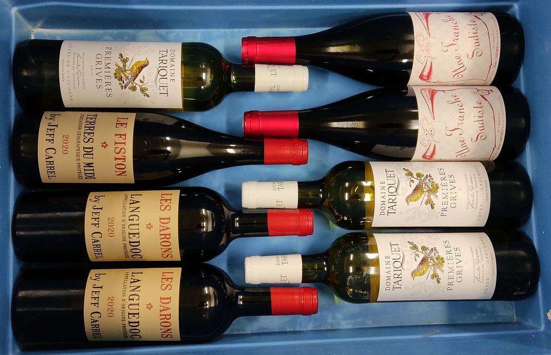 Lot de 23 bouteilles de vin blanc et rouge dont : La fleur Chantecaille Saint-émilion 2018, Les Darons Languedoc 2020, Domaine Tariquet Premières Grives 2021…