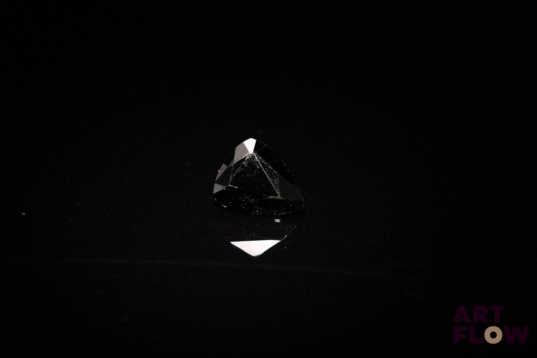 Spinelle bleu sombre trillion. Probablement Tanzanie, VS. 1.47 ct. 7.5mm x 6.0mm