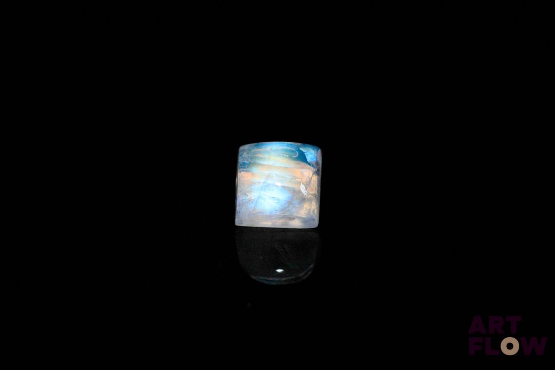 Pierre de lune cabochon carré. Beaux éclats de couleur. 1.49 ct. 6.0mm x 6.0mm