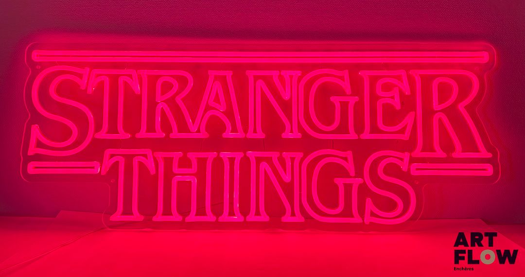 Enseigne lumineuse publicitaire sur plexiglas Stranger Things. Dimensions : 32 x 80 cm Fonctionnelle - État général excellent. Fourni avec son alimentation murale.