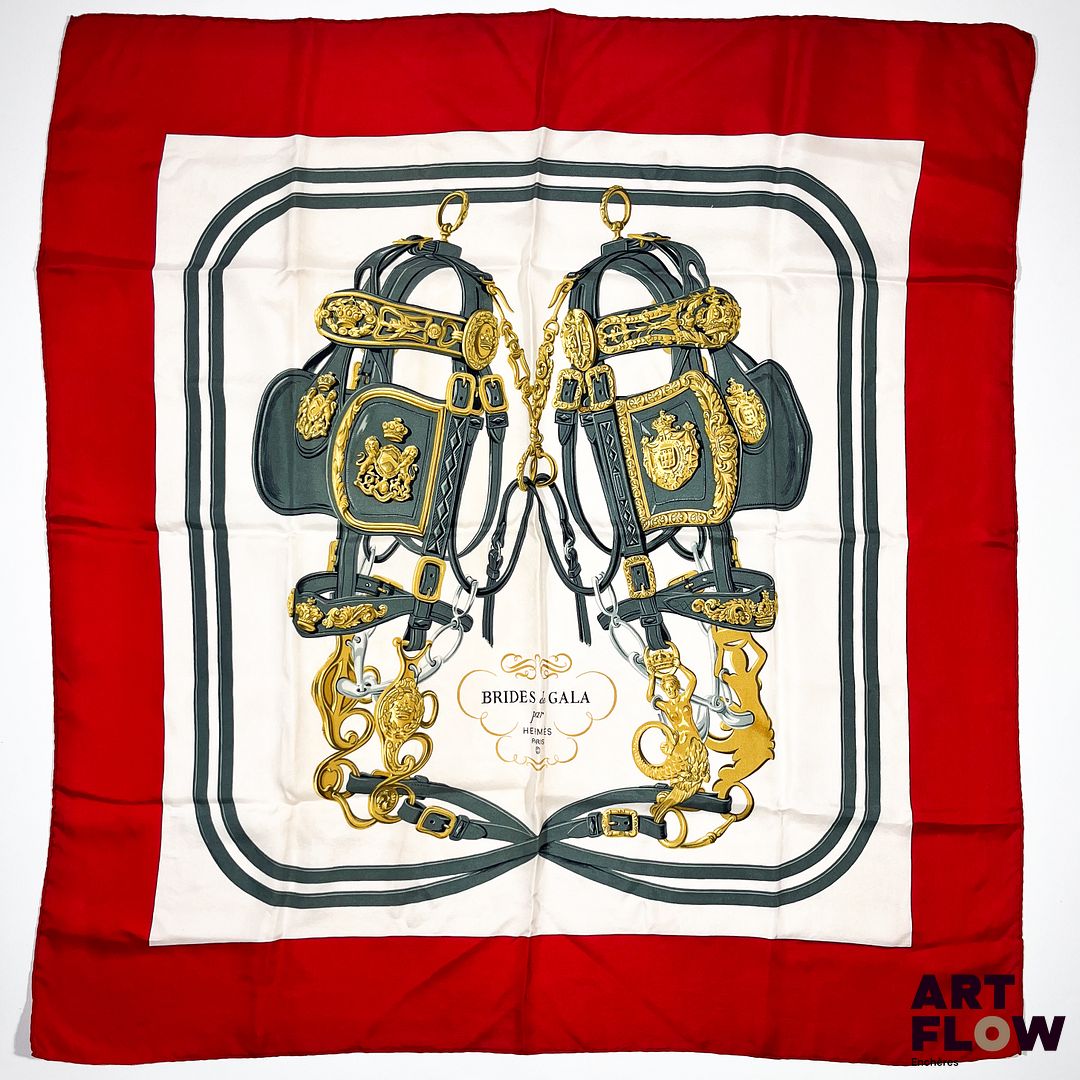 HERMÈS Paris Modèle "Brides de Gala" Carré en twill de soie dans les tons crème et rouge. 90 x 90 cm Traces.