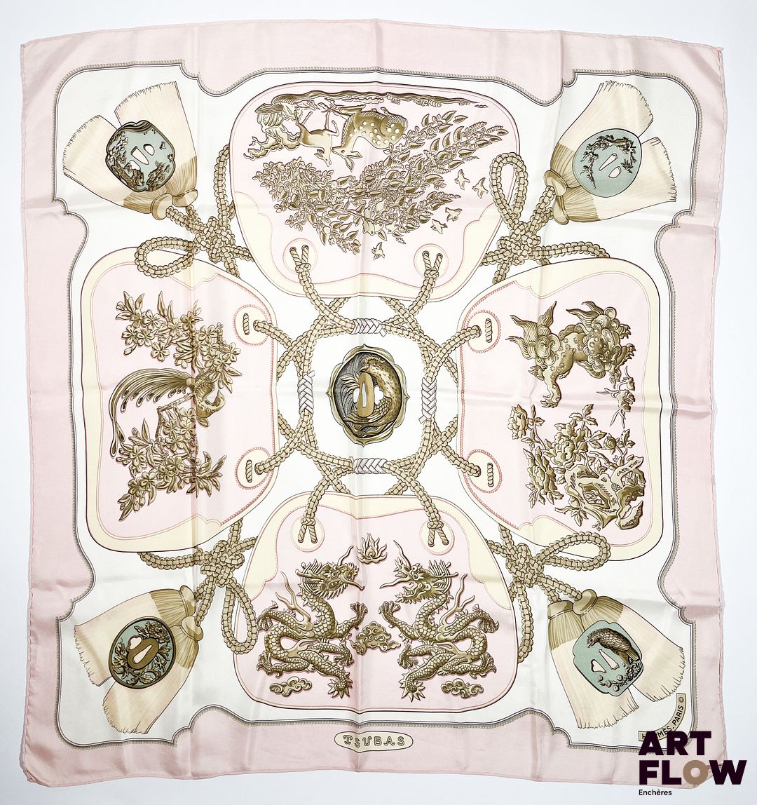 HERMÈS Paris Modèle Tsubas Carré en twill de soie dessiné par Christiane VAUZELLES. 90 x 90 cm Petites tâches et traces.