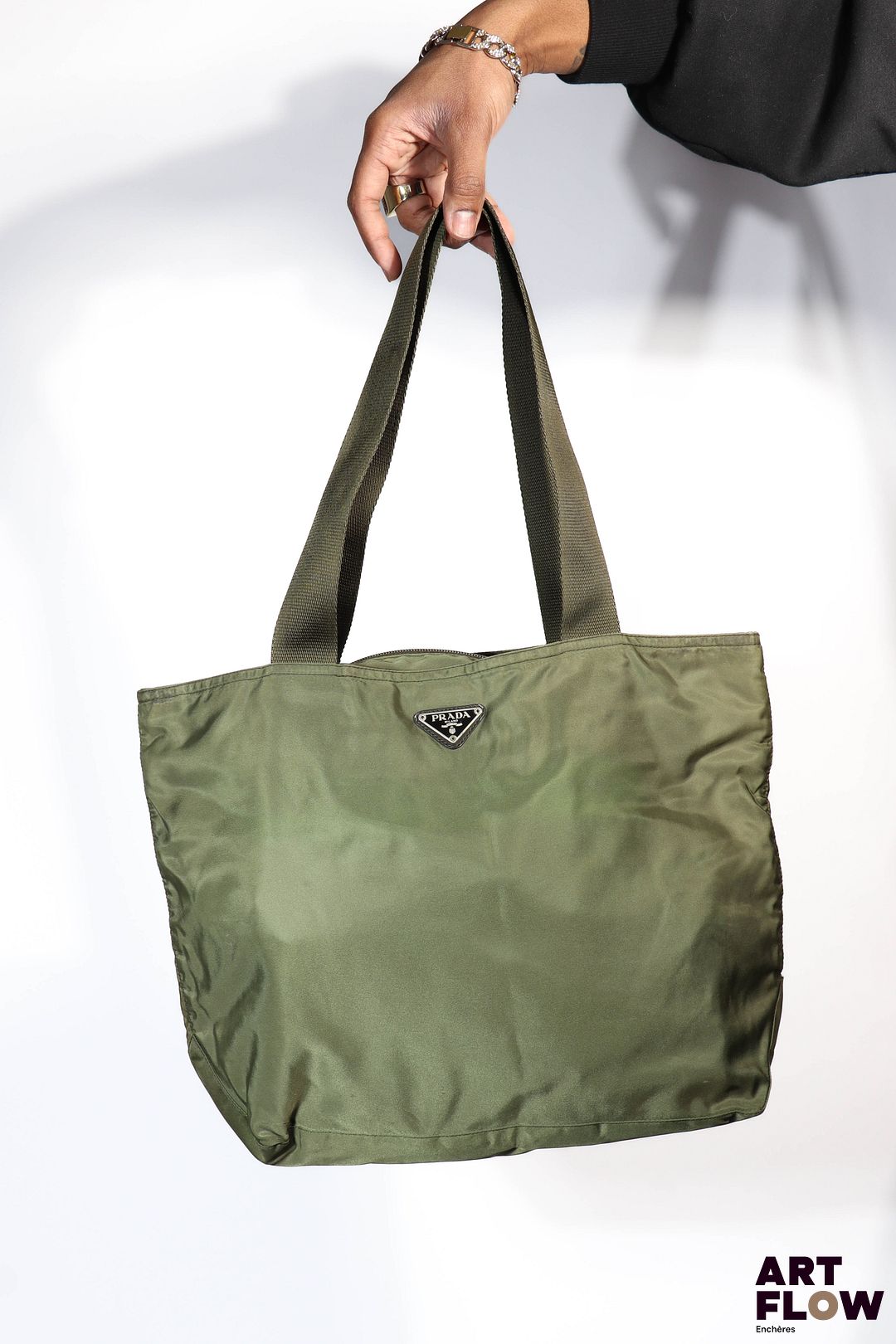 PRADA Sac cabas porté épaule en toile kaki, fermeture zippée Signé Dimensions : 30 x 41,5 cm Petites tâches