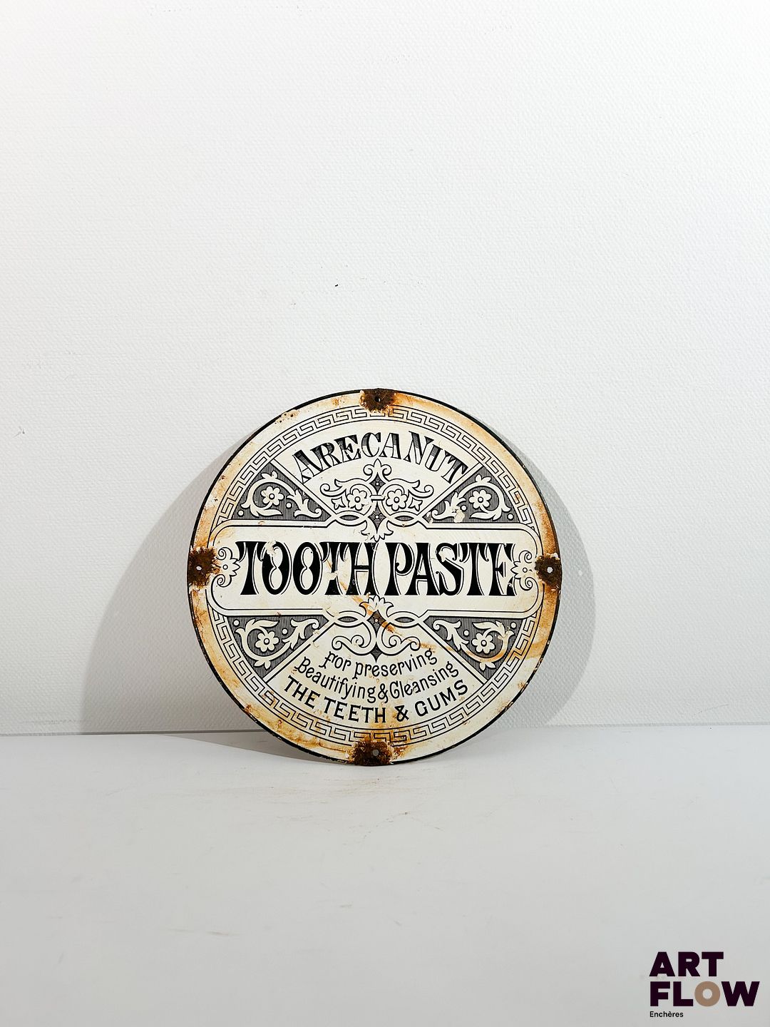 Plaque émaillée Arecanut Toothpaste Diamètre : 23 cm Petits éclats et traces de rouille