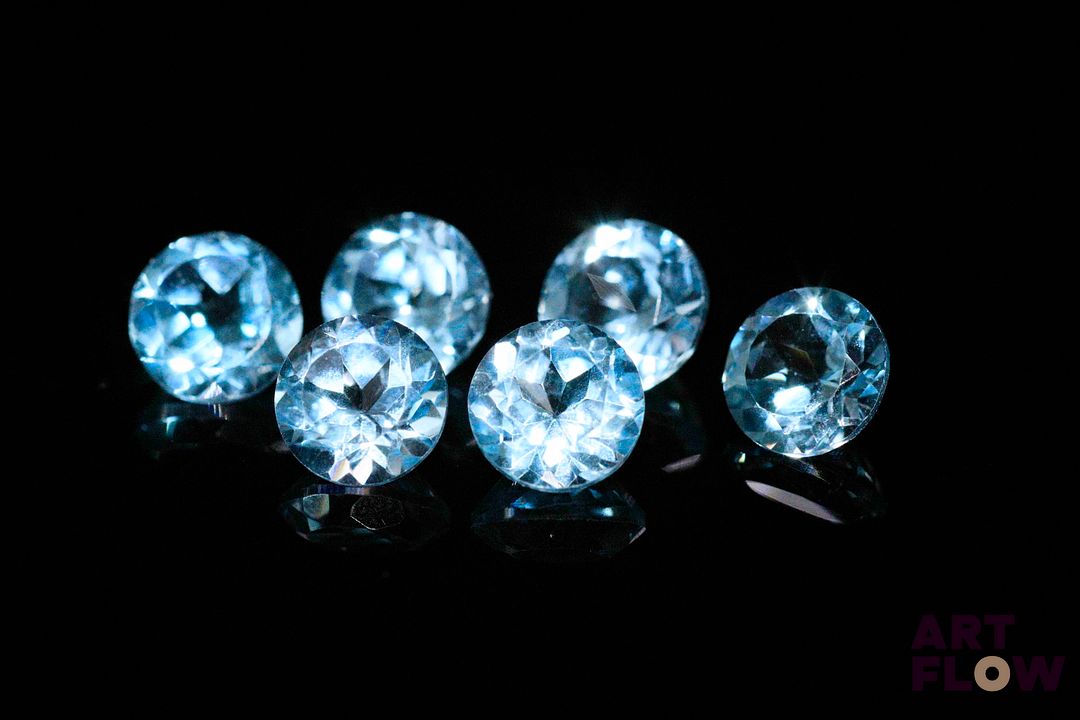 Six topazes rondes. 8.12 cts. Diam. moy.: 6.5mm