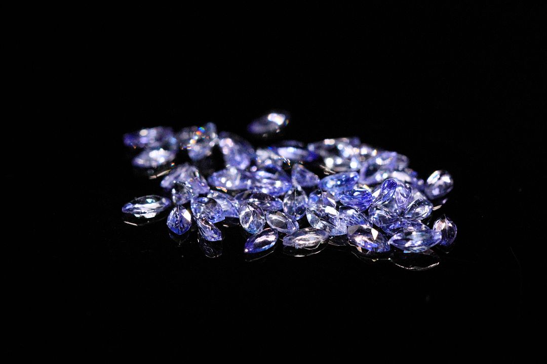 Cinquante tanzanites marquises. Jolie couleur. 4.26 cts. Dims. moy.: 4.0mm x 2.0mm