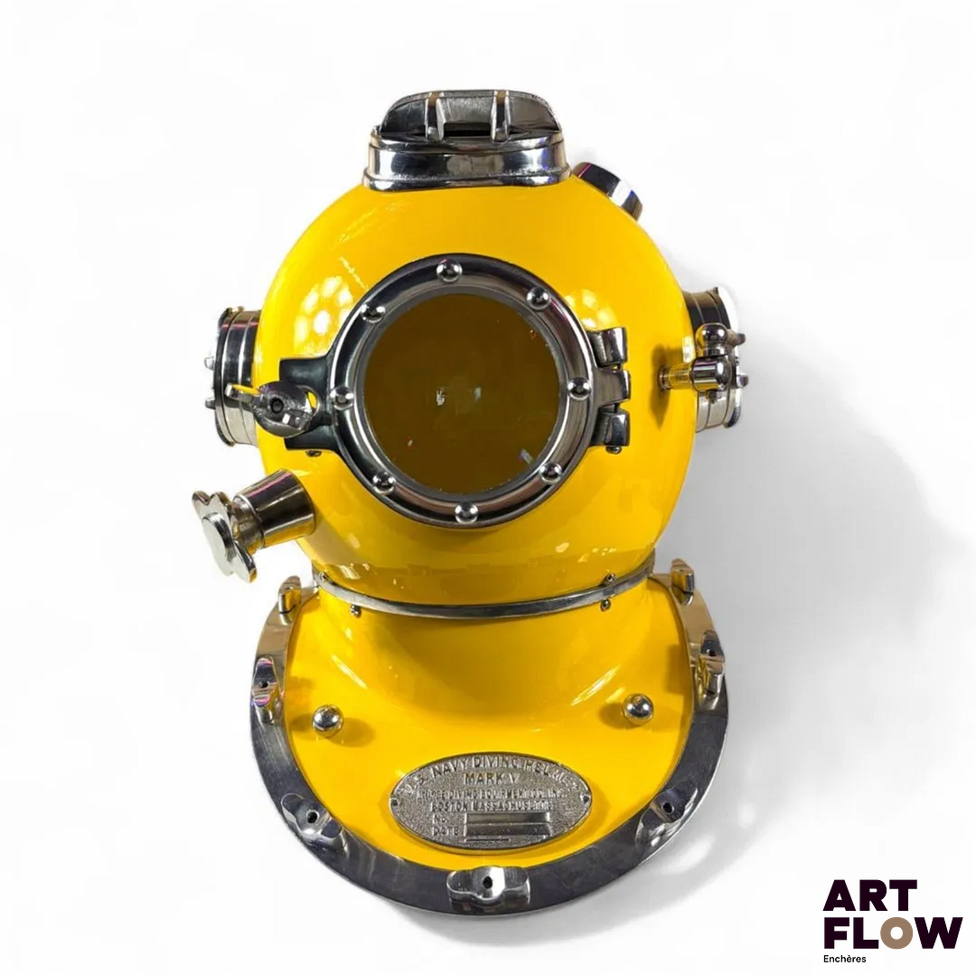 Casque de scaphandre Mark V jaune, Morse diving équipement Co. Inc. Boston. Dimensions 46 x 40 x 46 cm Fenêtre avant ouvrable. Reproduction moderne des casque de scaphandres américains. Excellent état
