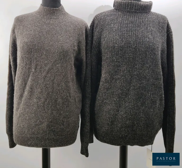LEMAIRE. Lot composé de 2 pulls à col montant en alpaga et yack mélangé coloris mink brown, T.XXS. NEUFS avec étiquettes - TVA Récupérable