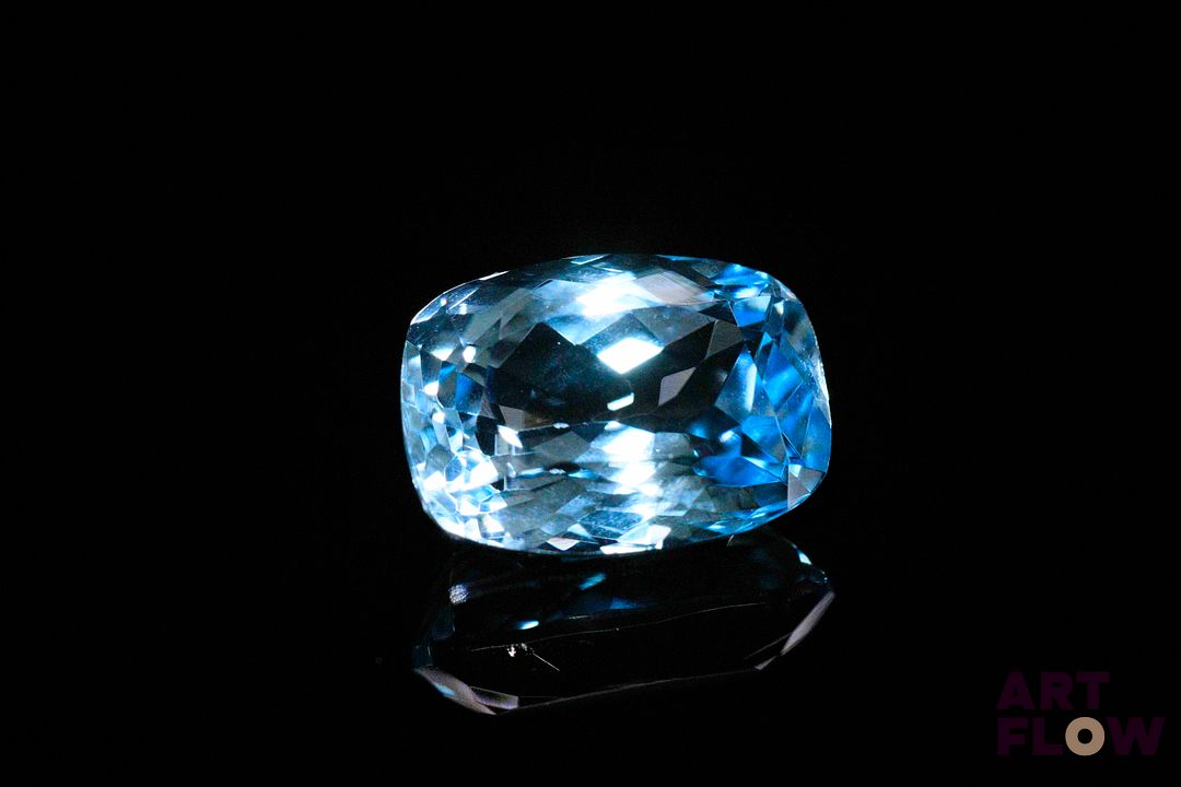 Topaze bleue coussin. 8.95 cts. 13.5mm x 10.0mm